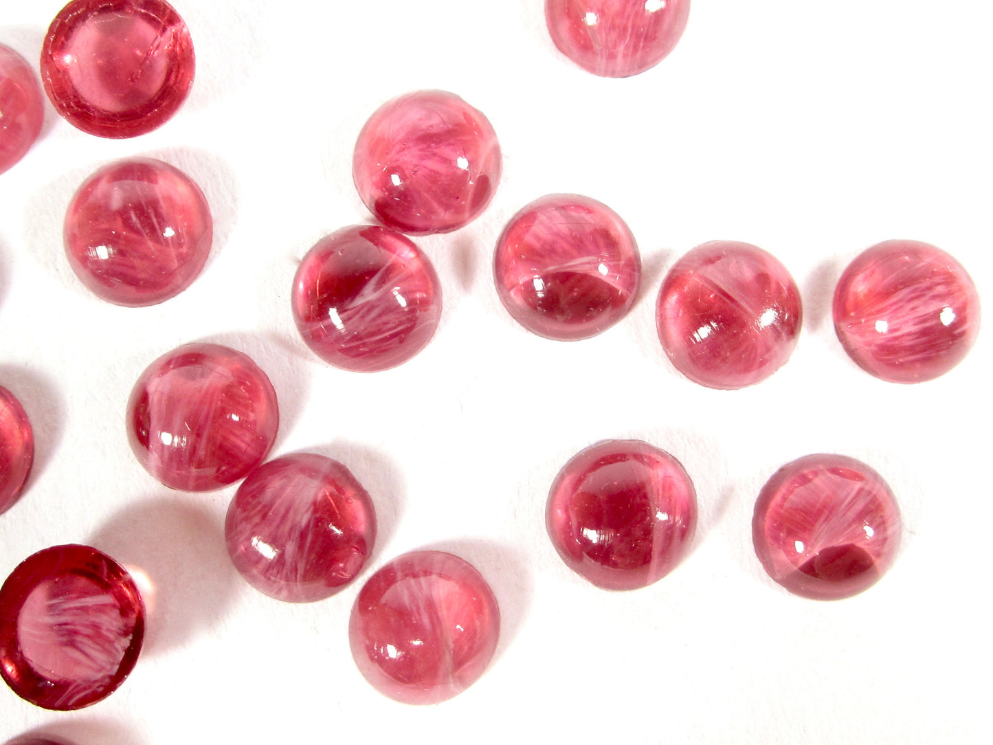 12 cabochons 8mm rund rot rosa Einschlüsse