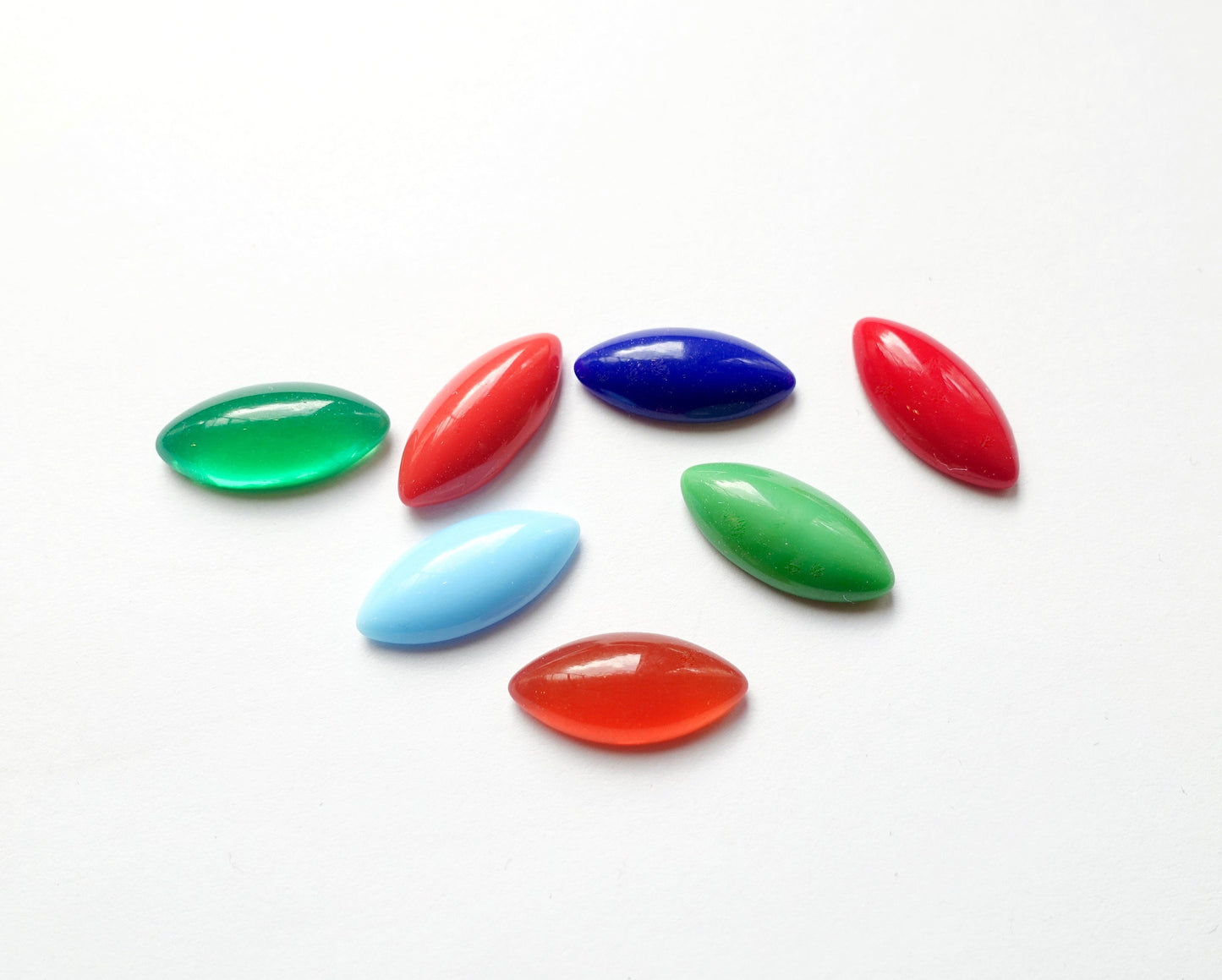 12 Cabochons Navette 15x7mm satt opak